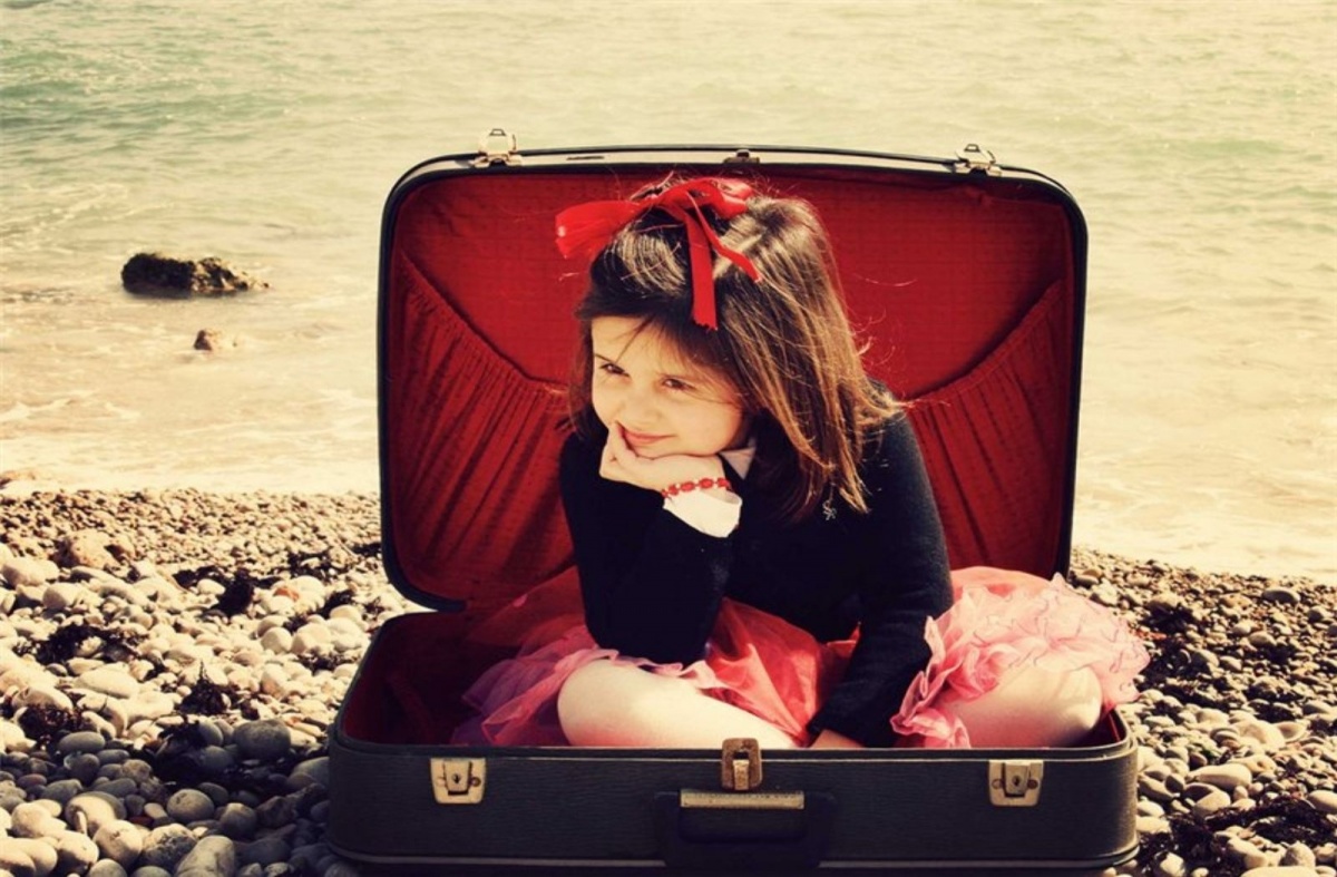 Девушка с чемоданом
